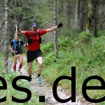 Große Freude bei km 22 auf der 1. Etappe. Nur noch einen Trailstock und Cindy direkt hinter mir beim Anstieg. Fotografiert vom Sportograf