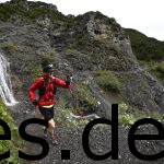 Gerade an dem Wasserfall vorbei. Transalpine Run 2016 - 2. Etappe - Km 7,7. Fotografiert vom Sportograf.