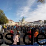 Alle sammeln sich am Schloss Charlottenburg für den gemeinsamen Start des Frühstückslaufes. (Copyright: Daniel Katzberg)