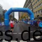 Kurz vor dem Postdamer Platz, wird drauf hingewiesen, dass man an einem World Marathon Majors Lauf teilnimmt. (Copyright: Daniel Katzberg)