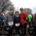 Start: Sven, Sina und ich (v.l.n.r.) warten auf den Start des Schloss Marienburg (Halb-)Marathons 2017. (Copyright: Daniel Katzberg)