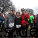 Start: Sven, Sina und ich (v.l.n.r.) warten auf den Start des Schloss Marienburg (Halb-)Marathons 2017. (Copyright: Daniel Katzberg)