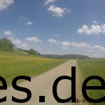 Km 21: Es geht über Feld und Straße zum nächsten Verpflegungspunkt, der in einer Siedlung nur gute 400 m von hier entfernt liegt. (Copyright: Daniel Katzberg)